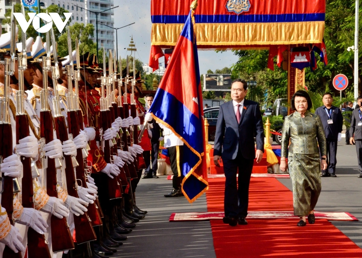 Tại trụ sở Quốc hội Campuchia, Thủ đô Phnom Penh, Chủ tịch Quốc hội Campuchia Samdech Khuon Sudary chủ trì <a href="L%E1%BB%85%20%C4%91%C3%B3n%20tr%E1%BB%8Dng%20th%E1%BB%83%20Ch%E1%BB%A7%20t%E1%BB%8Bch%20Qu%E1%BB%91c%20h%E1%BB%99i%20Tr%E1%BA%A7n%20Thanh%20M%E1%BA%ABn" target="_blank">Lễ đón trọng thể Chủ tịch Quốc hội Trần Thanh Mẫn</a> và Đoàn đại biểu cấp cao của Đảng, Nhà nước ta thăm chính thức Vương quốc Campuchia. 