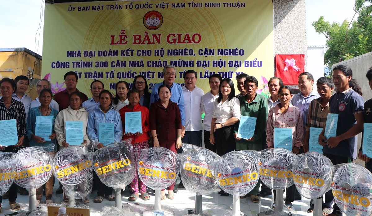 Lễ bàn giao 300 căn nhà cho hộ nghèo, hộ cận nghèo trên địa bàn tỉnh Ninh Thuận. Ảnh: N.T