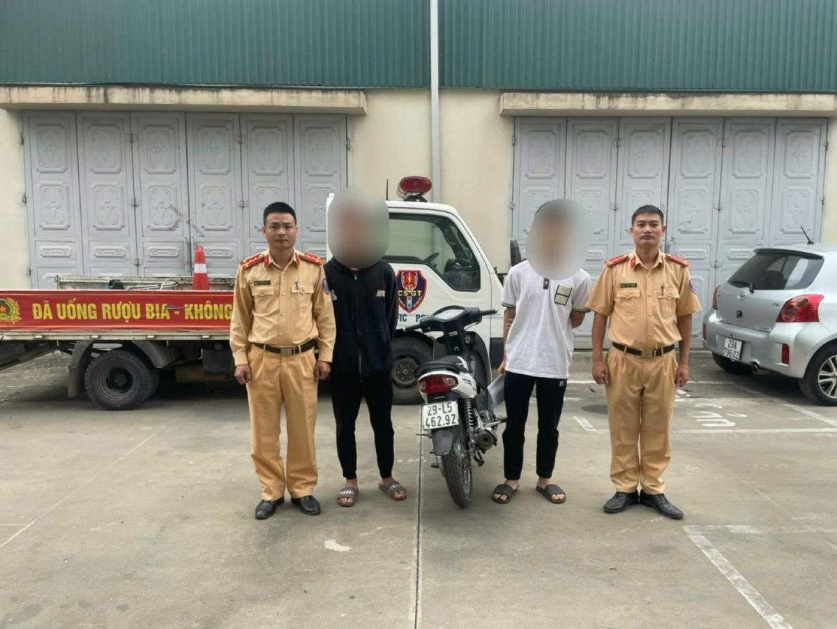 Hai "quái xế" tại cơ quan công an