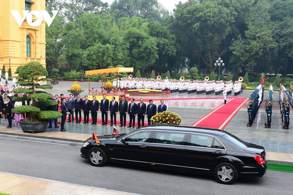 Politically and diplomatically, Bulgaria was one of the first countries to establish diplomatic relations with Vietnam in 1950. (In the photo, the convoy carrying the Bulgarian President and his entourage move into the Presidential Palace).