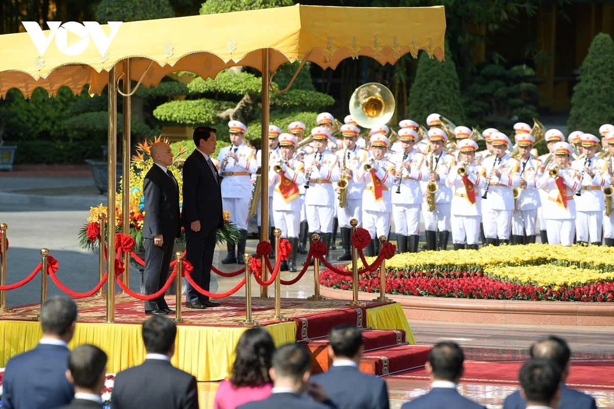 This is the King’s fourth visit to Vietnam, following his trips in 2006, 2012, 2018, aiming to strengthen the long-standing ties between the two countries.