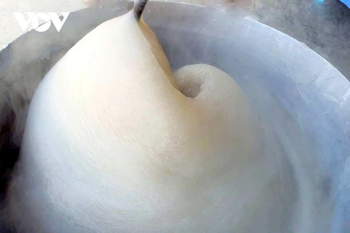 To get clear, sticky arrowroot flour, producers must be meticulous from the stage of washing the raw materials, grinding, and filtering the flour, followed by soaking and mixing it with boiling water in the appropriate ratio.