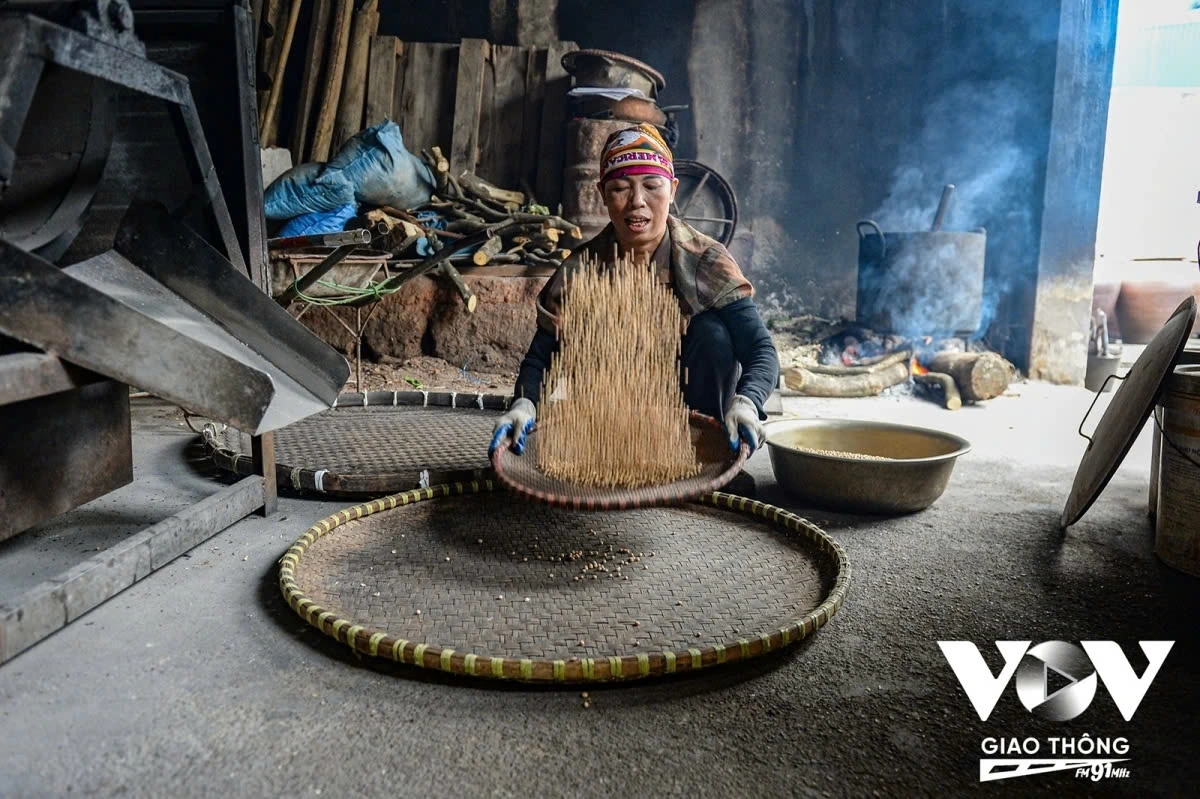 The ingredients for making fermented soybean paste are not hard to find, primarily consisting of sticky rice and soybeans. However, to produce a delicious sauce requires the skill and experience of each household.