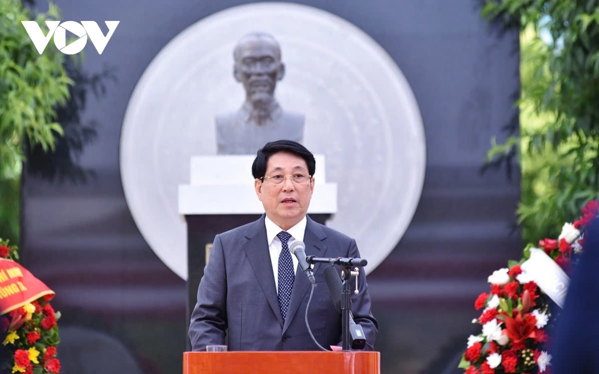 On November 10, President Luong Cuong visits and lays a wreath at the statue of President Ho Chi Minh in a park named after him in Santiago de Chile.