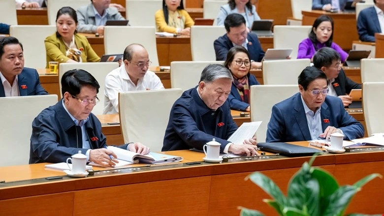 Đại biểu Quốc hội làm việc trên hội trường Diên Hồng