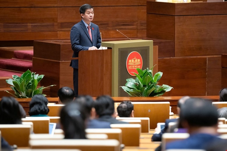 Tổng Thư ký Quốc hội Lê Quang Tùng trình bày báo cáo giải trình tiếp thu dự thảo nghị quyết chất vấn và trả lời chất vấn
