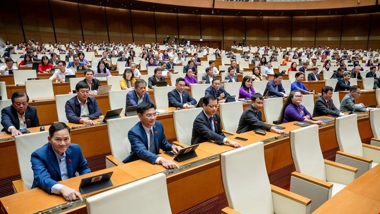 Các đại biểu Quốc hội ấn nút biểu quyết thông qua dự thảo nghị quyết, sáng 30/11