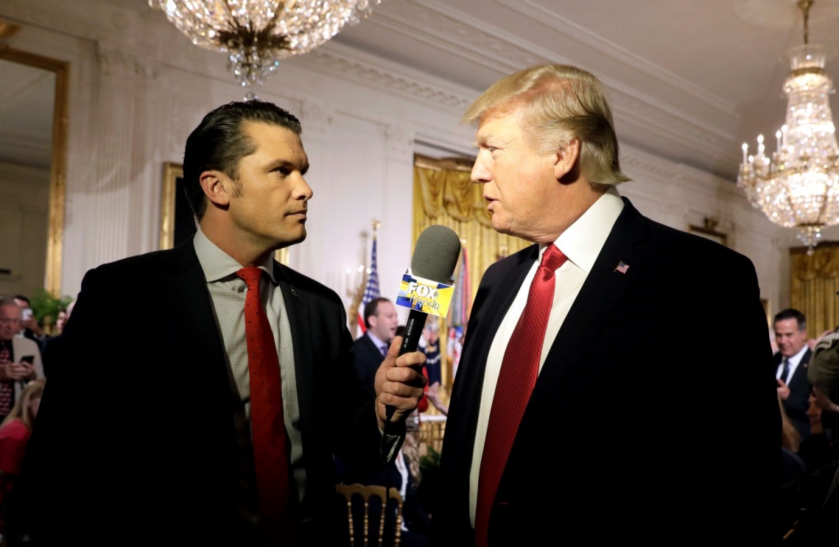 Ông Pete Hegseth phỏng vấn ông Trump vào năm 2017 (Ảnh: Reuters)