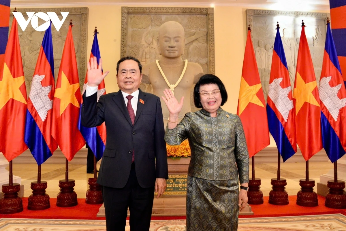 Ngay sau Lễ đón, Chủ tịch Quốc hội Trần Thanh Mẫn và Chủ tịch Quốc hội Samdech Khuon Sudary đã dẫn đầu Đoàn đại biểu cấp cao hai nước tiến hành hội đàm.