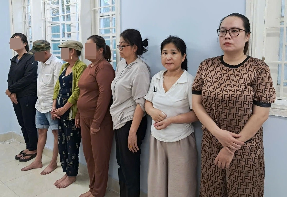 3 đối tượng cầm đầu đường dây Sương, Hằng, Bình (từ phải qua) và các đối tượng liên quan trong Chuyên án