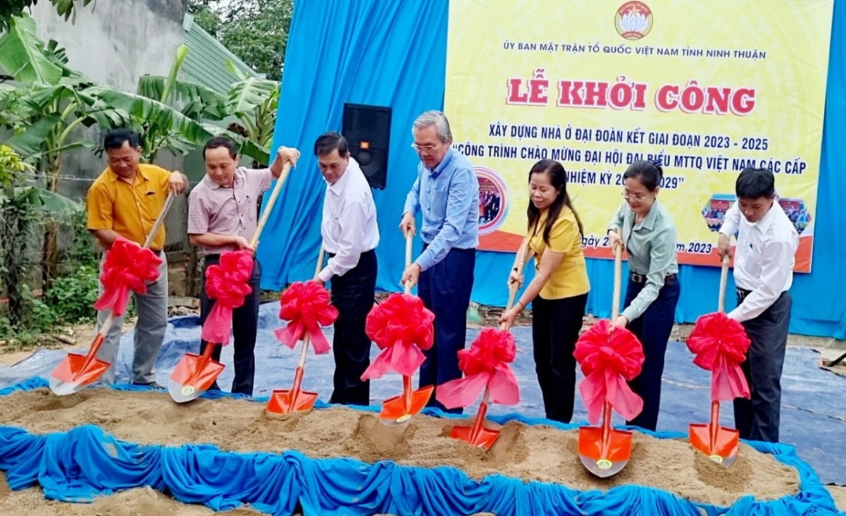 Ông Lê Văn Bình, Chủ tịch Uỷ ban MTTQVN tỉnh Ninh Thuận (đứng giữa) dự lễ khởi công xây dựng nhà đại đoàn kết. Ảnh: N.T