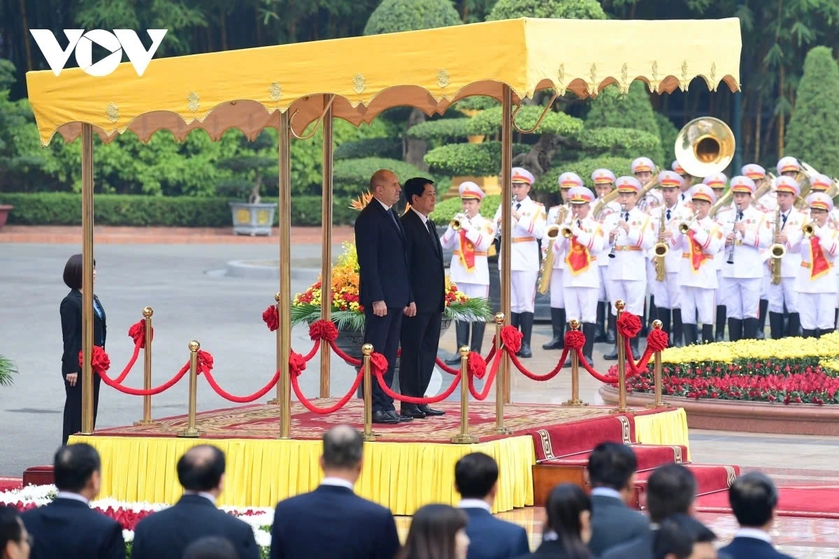 Over the years, both sides have regularly exchanged delegations at all levels, especially high-level visits, and have closely coordinated and supported each other at multilateral forums. (In the photo, President Luong Cuong invites President Rumen Radev to the podium of honour to render the flag salute).