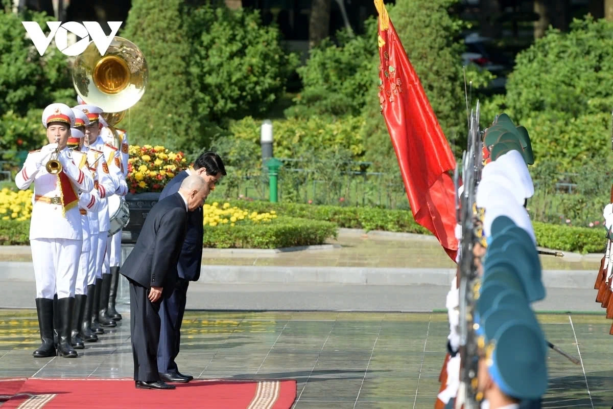 The visit provides an opportunity for senior leaders of both countries to reinforce their shared interests and mutual respect. In the photo, President Luong Cuong and King Norodom Sihamoni render the flag salute during the welcoming ceremony.