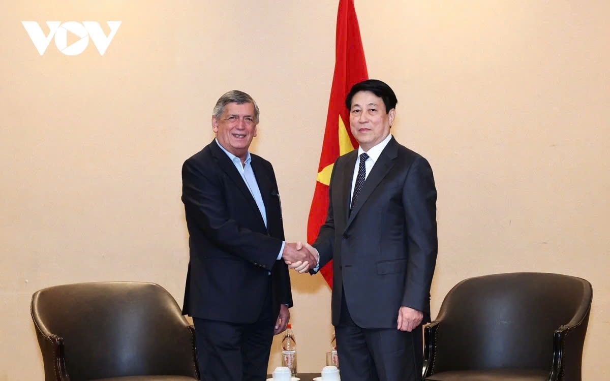 On the same day, President Luong Cuong met with Lautaro Carmona Soto, Chairman of the Communist Party of Chile, reaffirming the Vietnamese Communist Party’s commitment to enhancing cooperation with other ruling and traditional partner parties, including the Communist Party of Chile, for the benefit of both peoples and for peace and development in the region and the world.