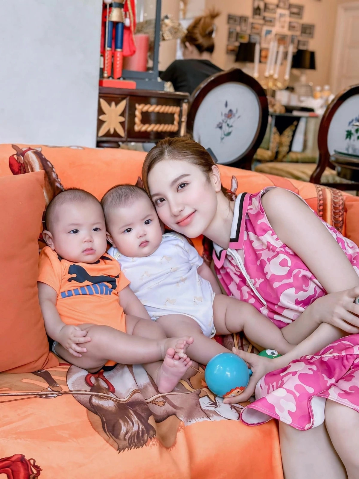 Tháng 11/2023, Hạnh Sino khiến nhiều người bất ngờ khi tiết lộ đã kết hôn vào cuối năm 2022. Nữ ca sĩ cho biết, ông xã là một doanh nhân bình thường, không phải đại gia như lời đồn. Cặp đôi hẹn hò 4 năm trước khi quyết định về chung một nhà. Đầu năm 2024, Hạnh Sino vui mừng thông báo chào đón cặp song sinh - một trai, một gái.