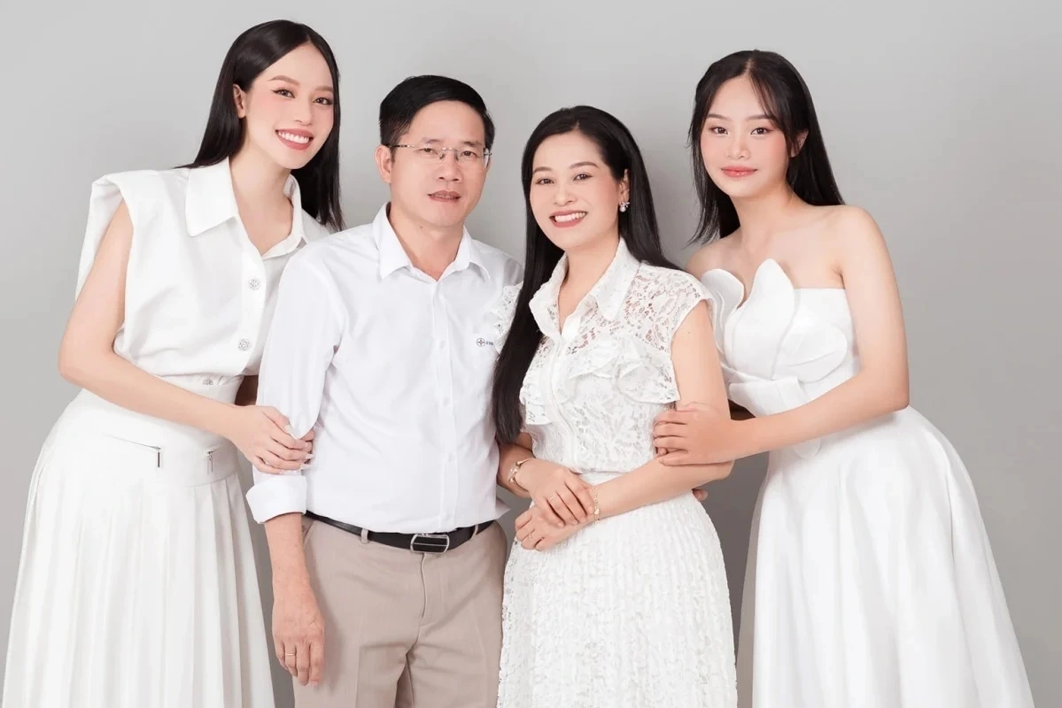 Sau khi giành ngôi vị cao nhất Miss International 2024, nhiều khán giả tò mò về gia thế của Thanh Thủy. Bố Thanh Thủy làm công chức nhà nước ngành điện lực, còn mẹ làm nội trợ ở nhà. Thanh Thủy là chị gái lớn trong gia đình có hai chị em gái. 