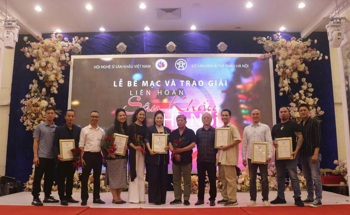 Các nghệ sỹ của Nhà hát múa rối Thăng Long nhận được Huy chương vàng, bạc