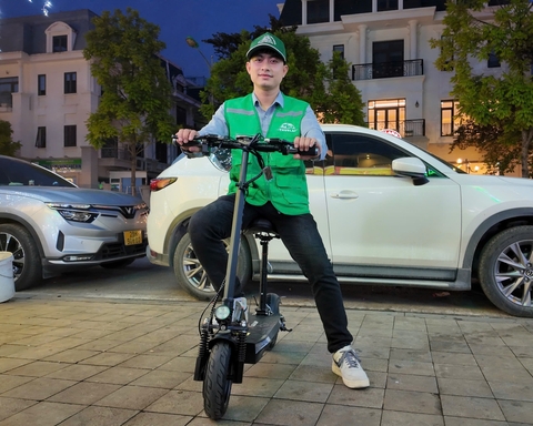 Tài xế Thuê Lái di chuyển tới điểm đón khách nhanh chóng bằng xe scooter
