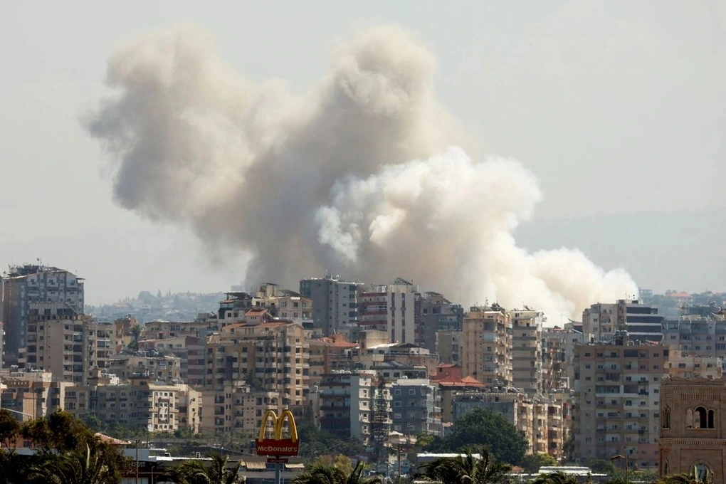 Khói bốc lên ở miền Nam Lebanon sau cuộc không kích của Israel vào ngày 23/9. (Ảnh: Reuters)