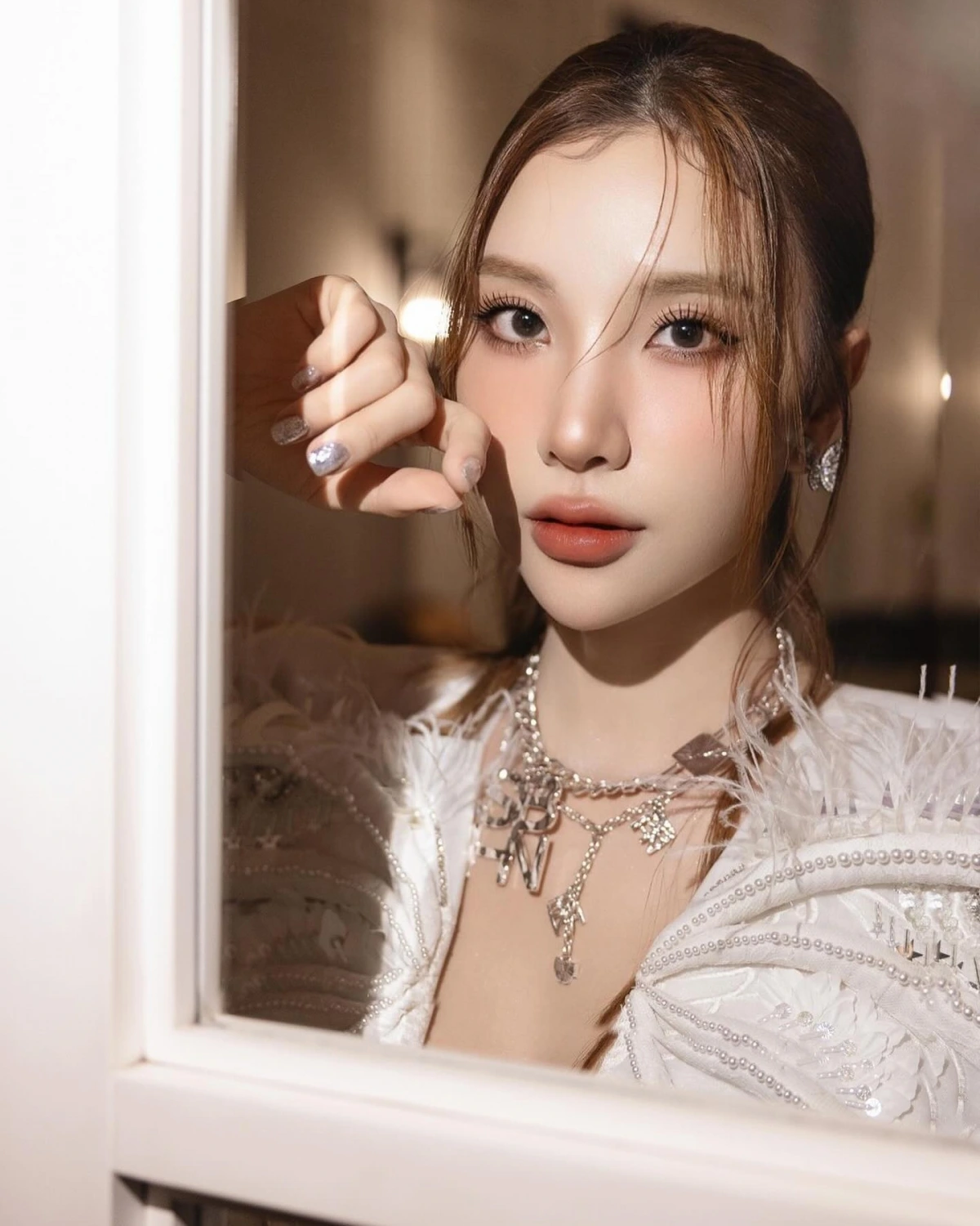 Hạnh Sino tên thật là Nguyễn Mỹ Hạnh, sinh năm 1990, là thành viên trong nhóm hot girl đời đầu ở Hà Nội gồm Huyền Baby, Emily, Hương Baby... Sau cuộc thi Miss Teen 2008, cô cùng Huyền Baby và Emily thành lập nhóm nhạc nữ B.Sily, nhưng nhóm không duy trì hoạt động được lâu.