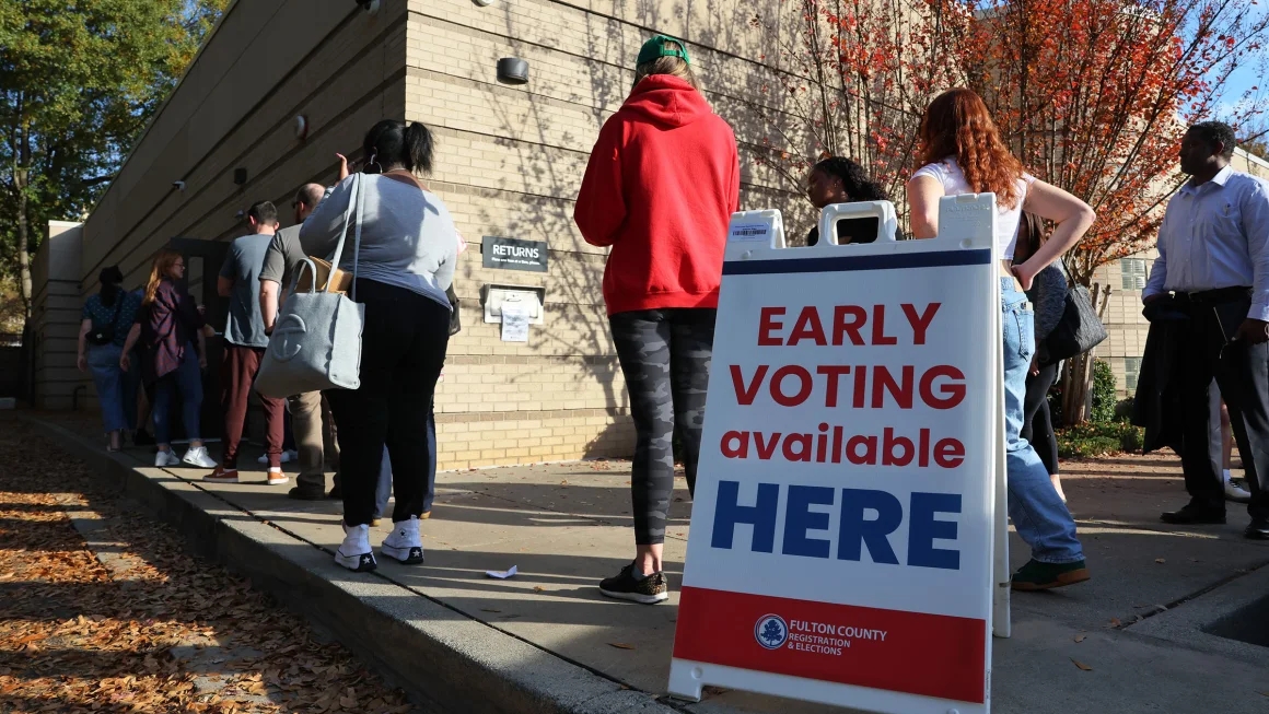 Người dân xếp hàng chờ bỏ phiếu sớm ở Atlanta. Ảnh: Getty Images