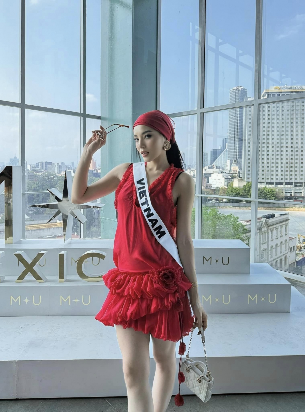 Người đẹp sinh năm 1996 gây ấn tượng với bộ cánh tông đỏ trong ngày thứ 4 tại Miss Universe 2024. Kỳ Duyên mặc chiếc đầm khoét nách rộng, kết hợp với nội y ren đen phía trong. Cô lựa chọn phong cách Y2K đi cùng mũ trùm đầu để tạo sự mới lạ. Trang phục này của Kỳ Duyên nhận được nhiều lời khen. "Outfit đẹp quá"; "Ngày nào cũng hóng xem Duyên sẽ mặc gì tiếp theo"..., một số khán giả bình luận.
