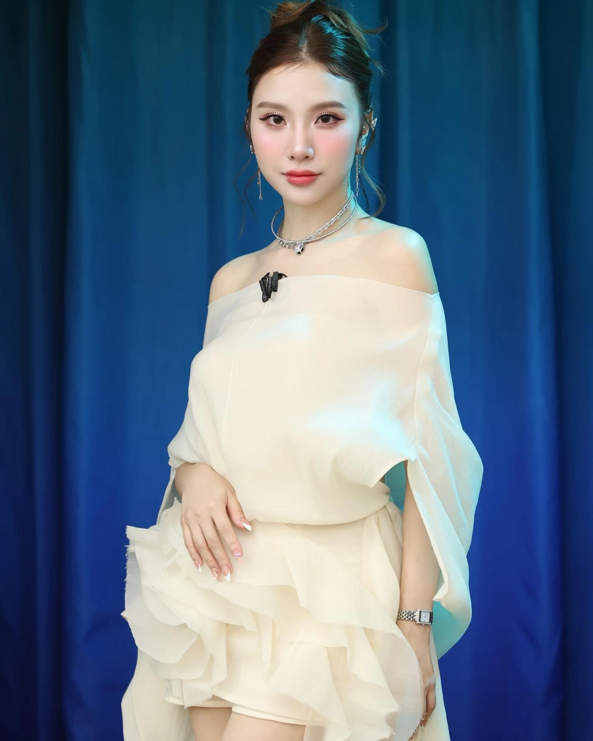 Hạnh Sino gây chú ý khi trở lại hoạt động nghệ thuật bằng việc tham gia chương trình Chị đẹp đạp gió 2024. Sau một khoảng thời gian tập trung cho việc kinh doanh và sinh con, Hạnh Sino trở lại showbiz với nhan sắc xinh đẹp.