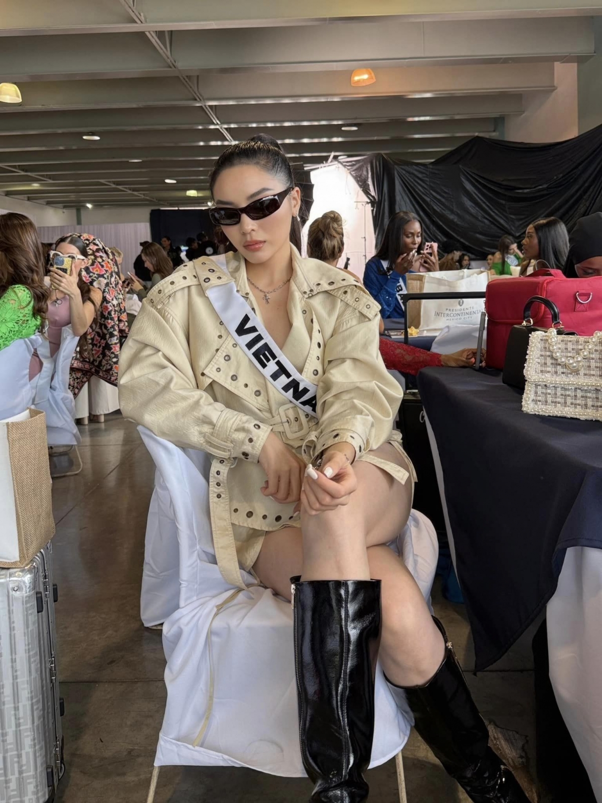 Trong ngày thứ 5 hoạt động ở Miss Universe, Kỳ Duyên mặc đồ theo phong cách "ngầu" với áo khoác đính đinh tán, quần shorts ngắn, kết hợp cùng boots da. Cộng đồng mạng khen Kỳ Duyên có phong cách đa dạng, cá tính, đổi mới liên tục.