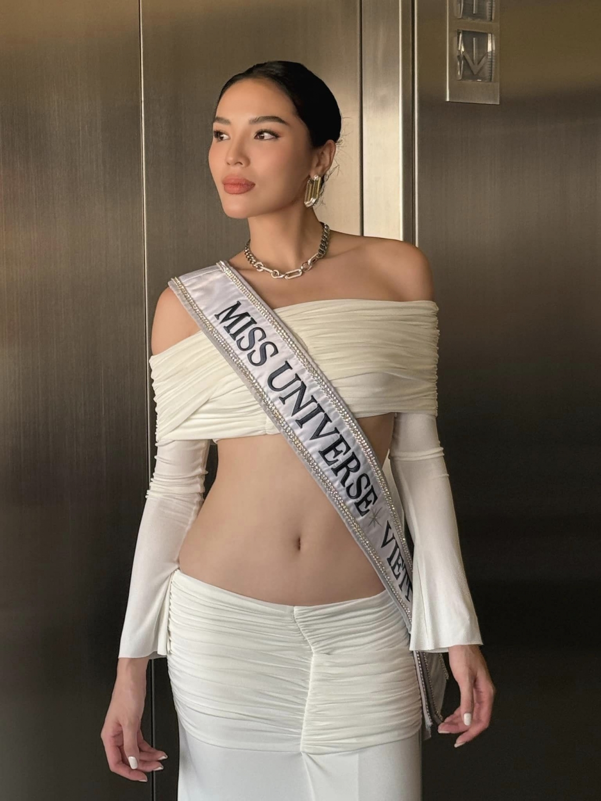 Trong ngày thứ 2 tại Miss Universe 2024, Kỳ Duyên diện váy trắng hai mảnh, phần trên là áo croptop trễ vai, phía dưới là đầm suông, tóc búi gọn gàng. Fan sắc đẹp tiếp tục dành lời khen cho Kỳ Duyên với bộ trang phục này khi tôn được eo thon và thân hình không chút mỡ thừa của cô. Khi đứng cạnh những người đẹp khác, Kỳ Duyên không hề lép vế mà còn nổi bật với phong thái tự tin.