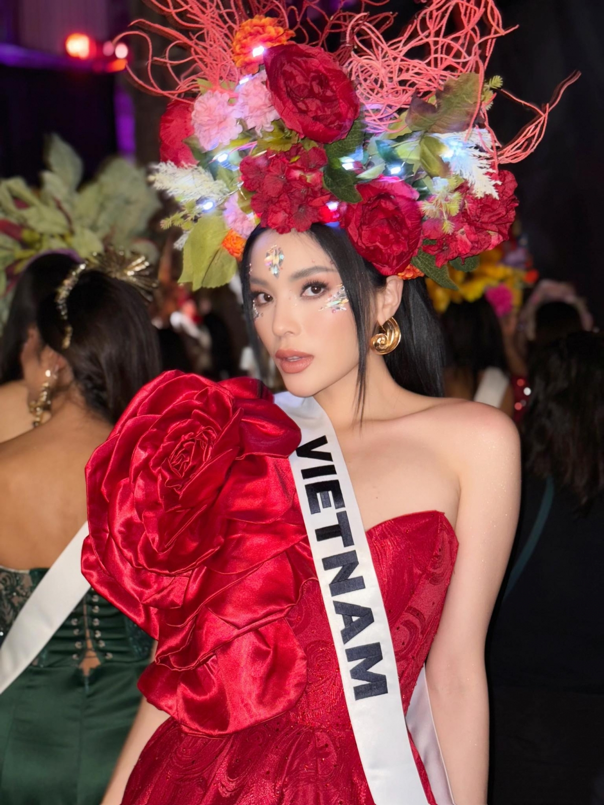 Tại sự kiện Gala de las Catrinas thuộc khuôn khổ Miss Universe 2024, Kỳ Duyên xuất hiện như một đóa hồng trong bộ váy đỏ rực rỡ. Đặc biệt, khuôn mặt người đẹp được trang điểm công phu với các họa tiết đính đá tỉ mỉ, lấp lánh, kết hợp với vòng hoa trên đầu.