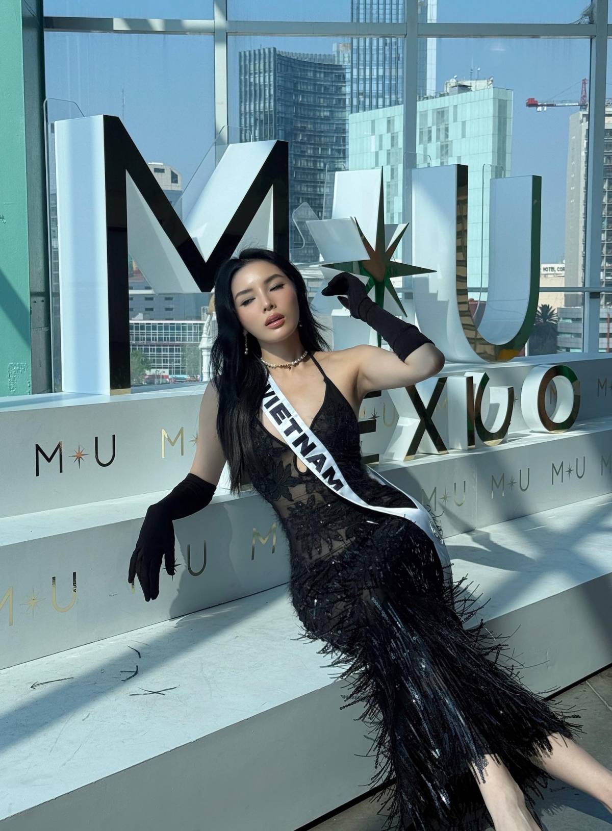 Trong ngày thứ 6 tại Miss Universe 2024, Kỳ Duyên mang đến phong cách quyến rũ khi diện váy hai dây màu đen ôm sát, có thiết kế tua rua ở phần dưới. Người đẹp kết hợp thêm găng tay cùng tông màu để tạo điểm nhấn.