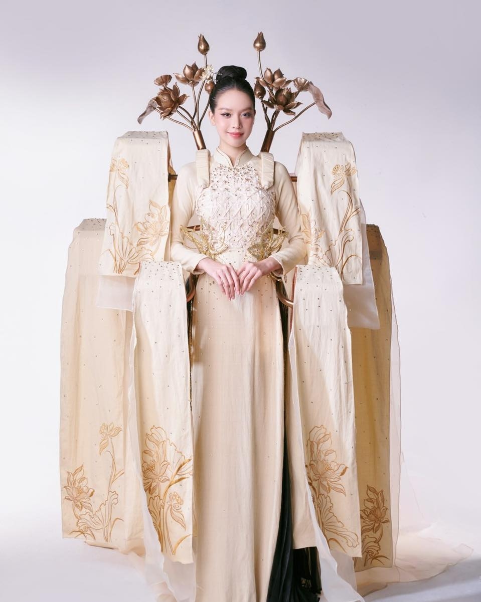 Trong phần thi National Costume (trang phục dân tộc), Thanh Thủy mặc Lụa nàng Sen - trang phục cảm hứng về nghề dệt truyền thống. Người đẹp thể hiện phong thái chuyên nghiệp khi trình diễn trang phục dân tộc. Bước đi và động tác múa của cô được khen toát lên vẻ thanh lịch, truyền tải trọn vẹn tinh thần bộ trang phục.