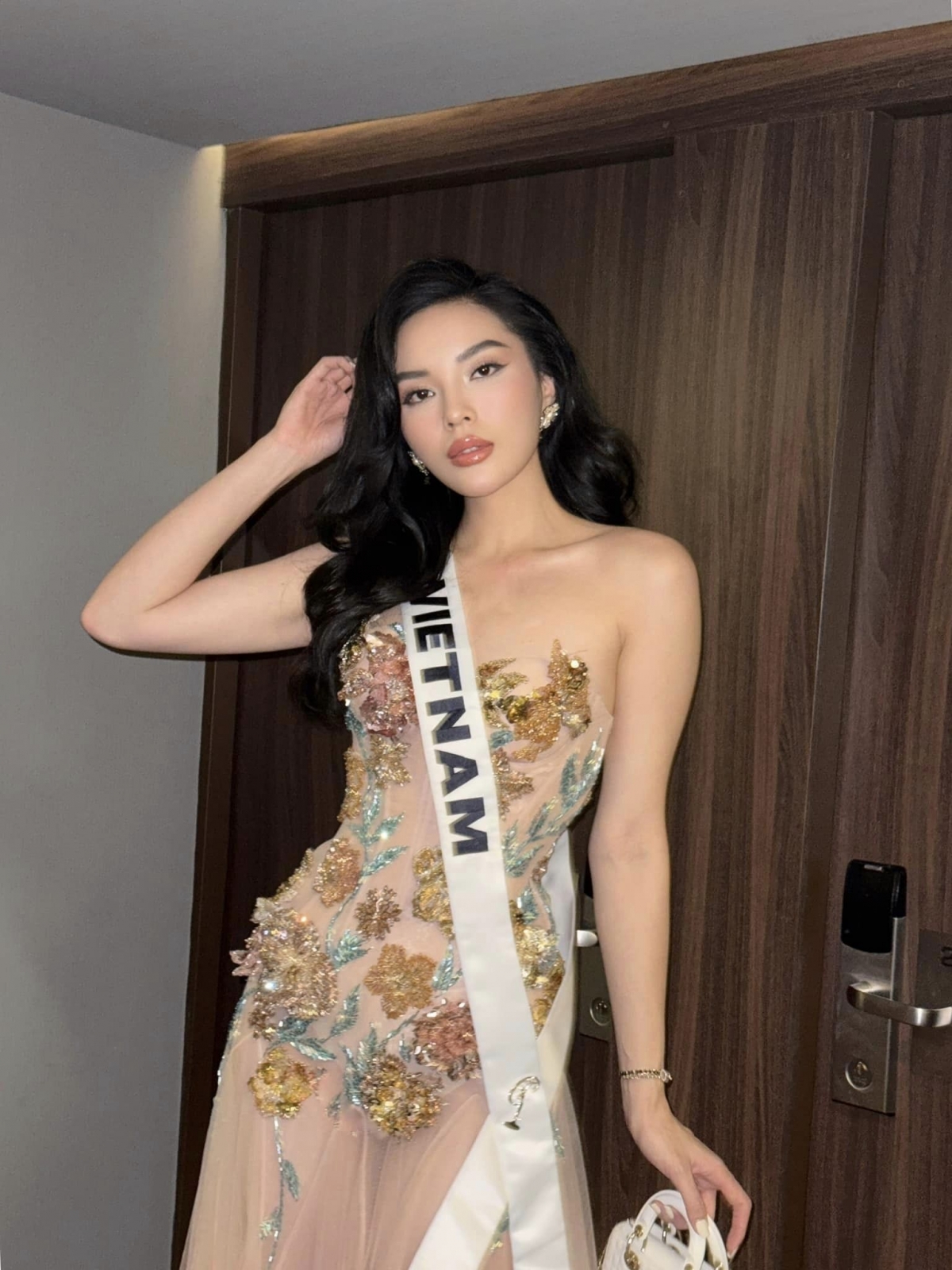 Hơn 2 tuần tại Miss Universe 2024, Kỳ Duyên trải qua các hoạt động bên lề, thực hiện bộ ảnh, quay hình cùng ban tổ chức, gặp gỡ, giao lưu với truyền thông. Kỳ Duyên tự tin và chủ động kết nối với các thí sinh khác.