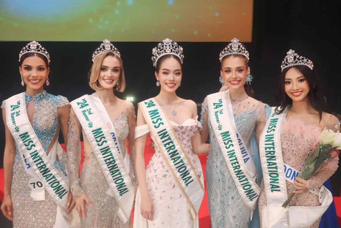  Hoa hậu Quốc tế 2024 Thanh Thủy bên cạnh Á hậu 1 là người đẹp Boliva, Á hậu 2 là đại diện Tây Ban Nha, Á hậu 3 là người đẹp Venezuela, Á hậu 4 là đại diện Indonesia