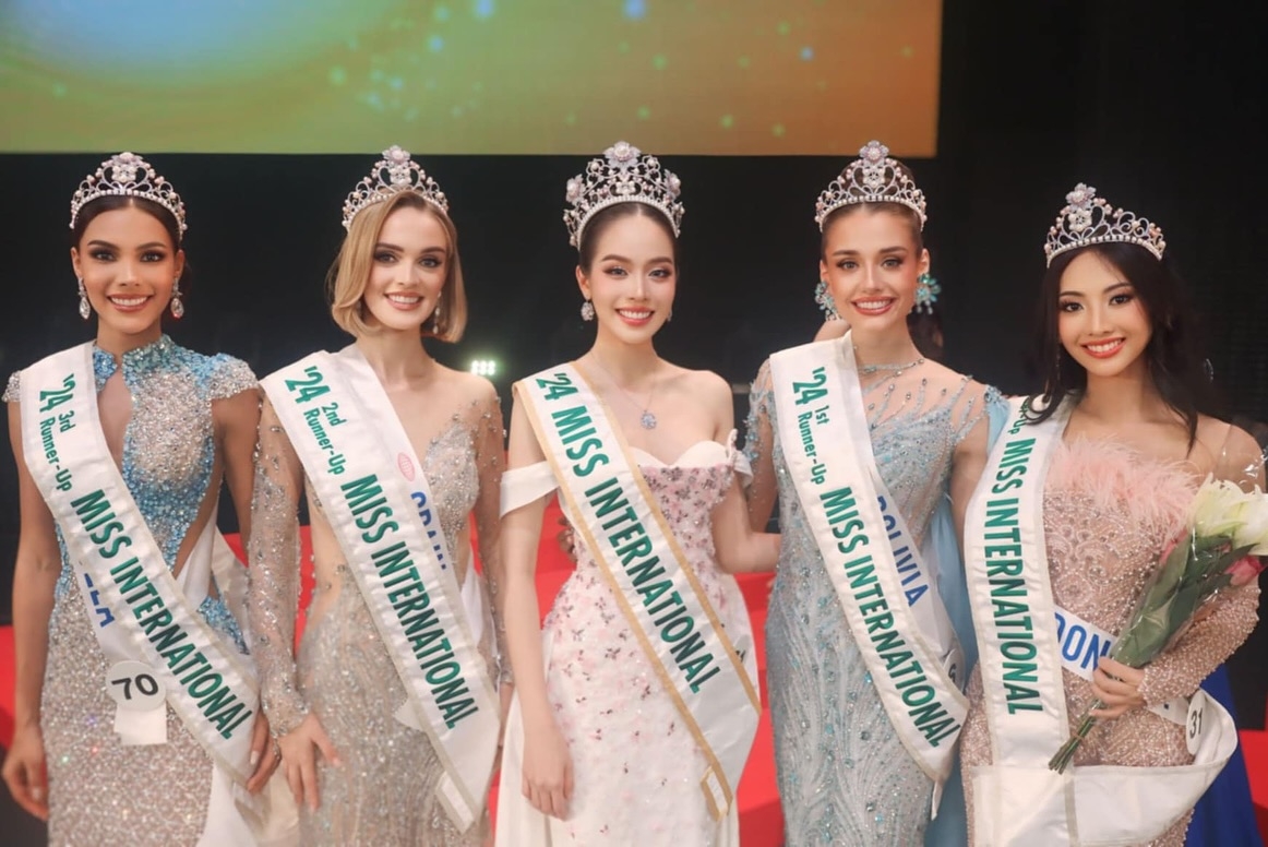  Người đẹp Việt Nam - Huỳnh Thị Thanh Thủy đã xuất sắc giành được vương miện tại chung kết Miss International 2024 (Hoa hậu Quốc tế 2024) diễn ra tại Nhật Bản vào ngày 12/11. Đây là thành tích cao nhất của thí sinh Việt Nam tại cuộc thi này. Á hậu 1 thuộc về người đẹp Boliva, Á hậu 2 là đại diện Tây Ban Nha, Á hậu 3 là người đẹp Venezuela, Á hậu 4 là đại diện Indonesia. (Ảnh: Miss International)