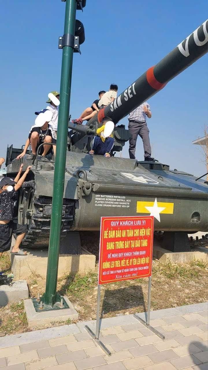 Khách tham quan leo trèo lên hiện vật, bất chấp nội quy được thông báo rõ ràng. Nguồn: FB Bảo tàng Lịch sử Quân sự Việt Nam