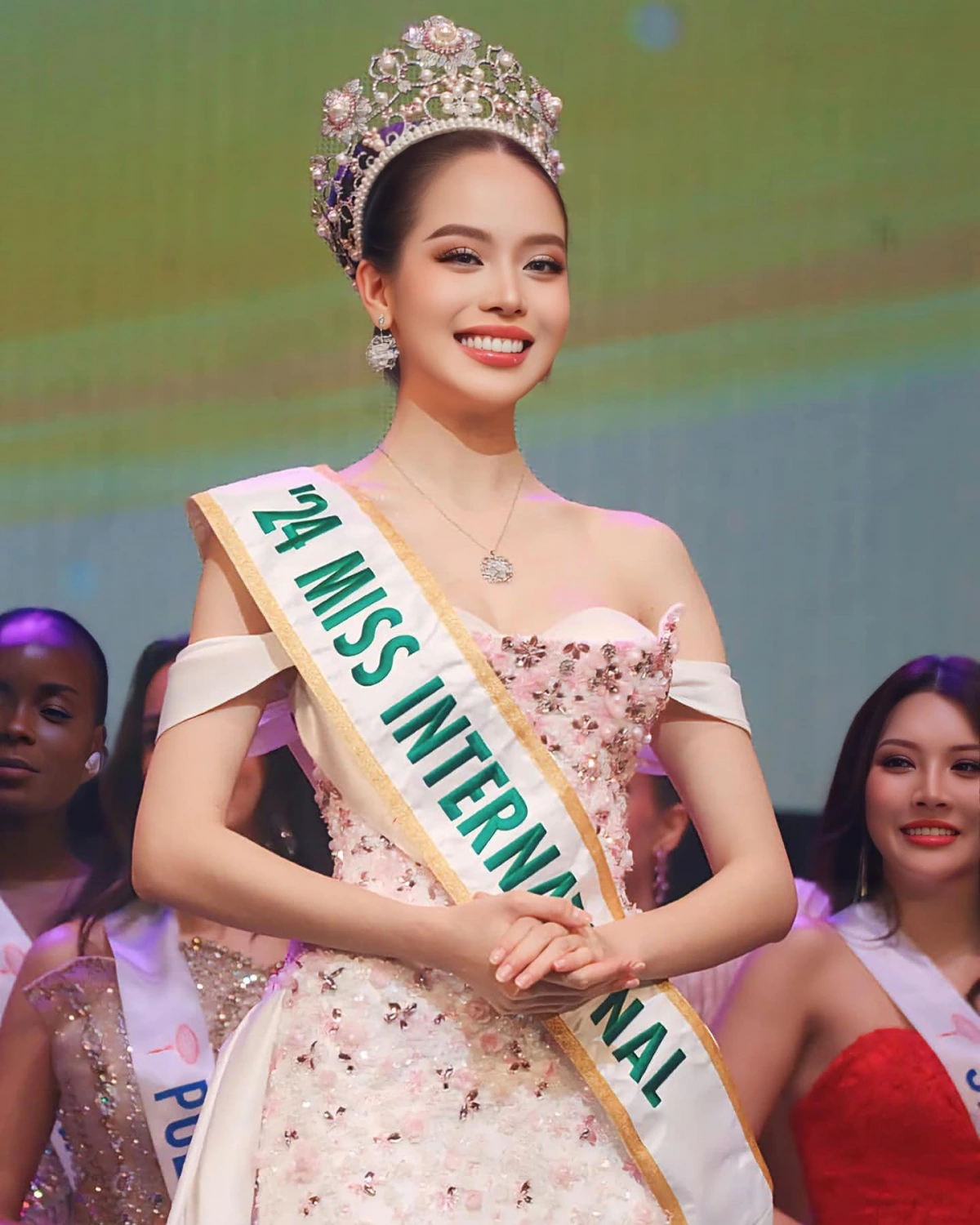 Sau khi đại diện Việt Nam - Huỳnh Thị Thanh Thủy đăng quang Miss International 2024 vào tối 12/11 ở Nhật Bản, nhan sắc và cuộc sống đời thường của cô nhận được nhiều sự quan tâm của khán giả trong nước và quốc tế. Nhiều người dành lời khen ngợi cho nhan sắc của Tân Hoa hậu Quốc tế 2024 không chỉ trên sân khấu mà còn trong loạt ảnh đời thường. 
