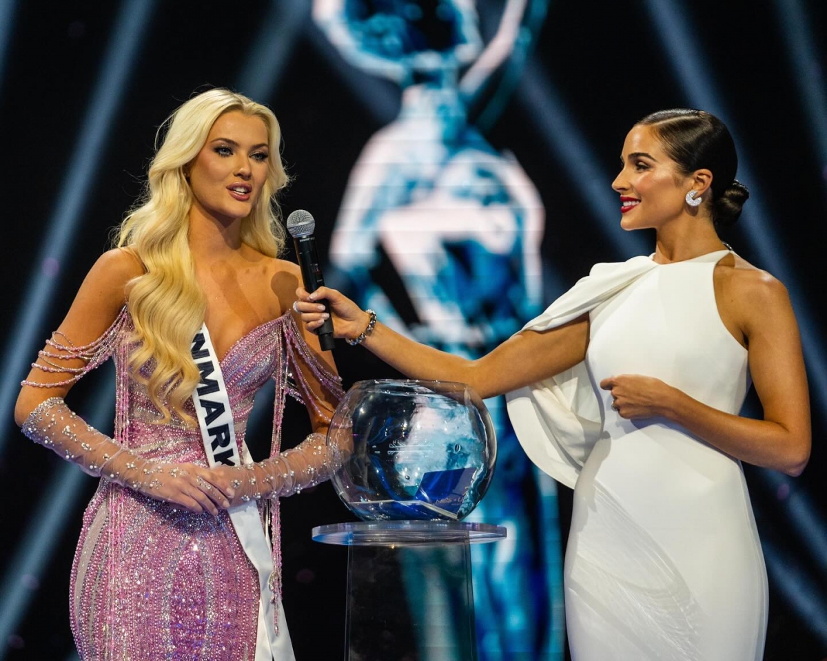 Người đẹp Đan Mạch trả lời ứng xử. Ảnh: Miss Universe