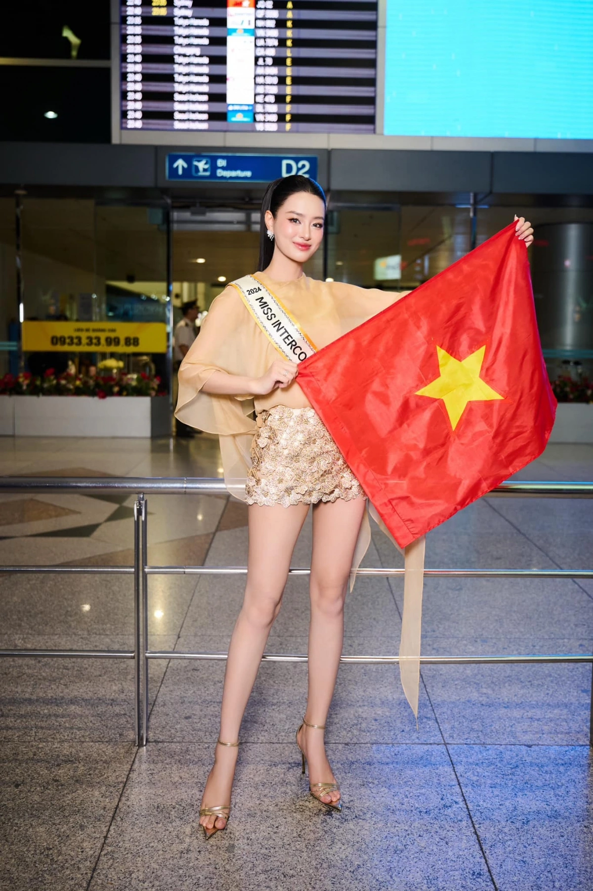 Bùi Khánh Linh là đại diện Việt Nam tại Miss Intercontinental - Hoa hậu Liên lục địa 2024. Xuất hiện tại sân bay Tân Sơn Nhất, TP.HCM để bay sang Sharm Al Sheik (Ai Cập) tham dự cuộc thi, người đẹp diện trang phục tông vàng với váy ngắn, sandal quai mảnh khoe khéo đôi chân dài và lợi thế về chiều cao.