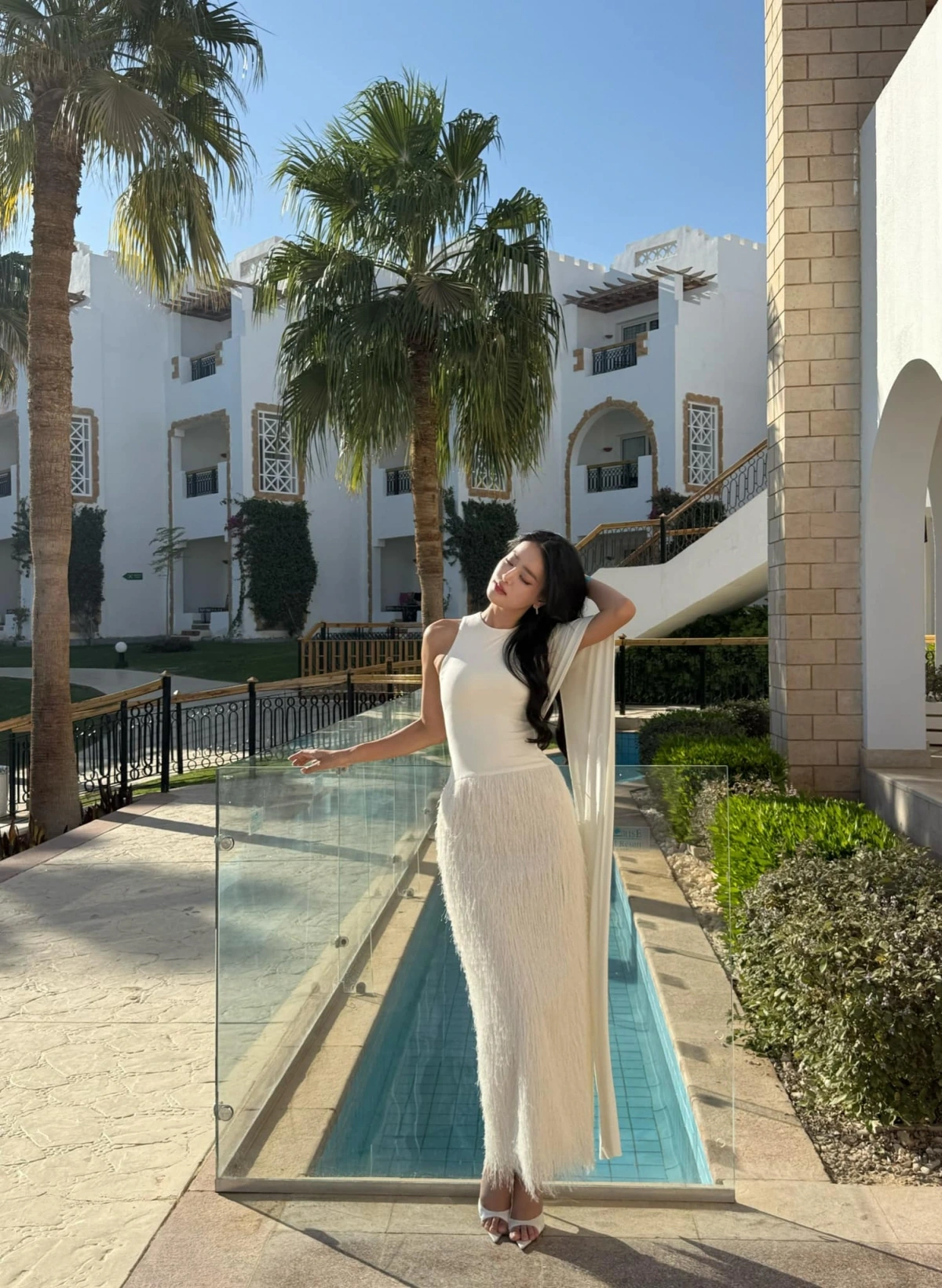 Tại ngày đầu gặp gỡ các thí sinh khác trong Miss Intercontinental 2024, Khánh Linh chọn một thiết kế váy dài đơn sắc màu trắng kết hợp với giày cao gót cùng tông màu. Cô để tóc xoăn nhẹ nhàng, tôn lên vẻ đẹp trong trẻo. Cộng đồng mạng khen Khánh Linh vô cùng tỏa sáng trong bộ trang phục này.