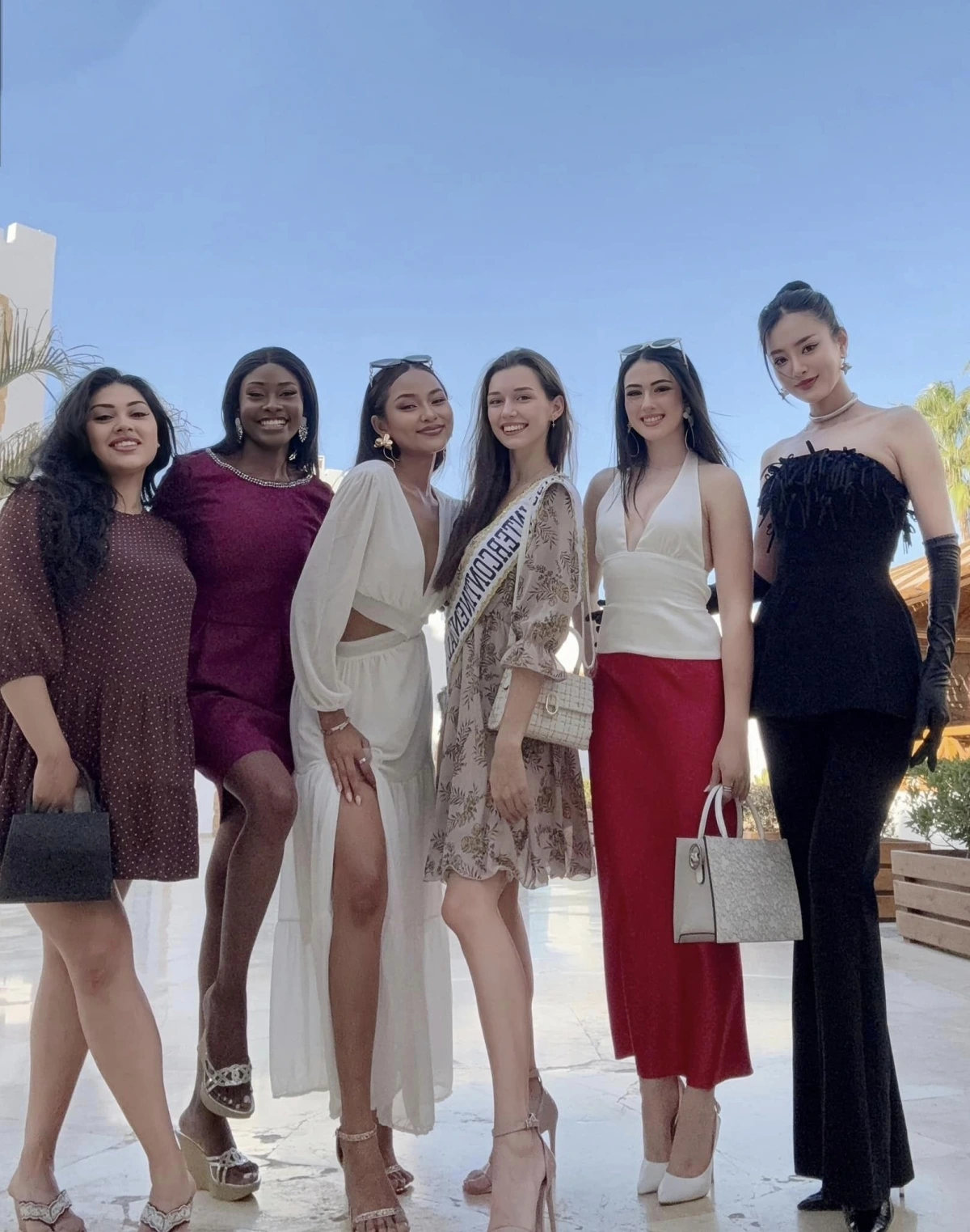 Trong ngày đầu tiên nhập cuộc Miss Intercontinental 2024, Khánh Linh (ngoài cùng bên phải) chọn là một set đồ màu đen sang trọng, với áo cúp ngực có phần tua rua phía trước, kết hợp cùng găng tay. Bộ trang phục giúp đại diện Việt Nam nổi bật bên cạnh dàn thí sinh.
