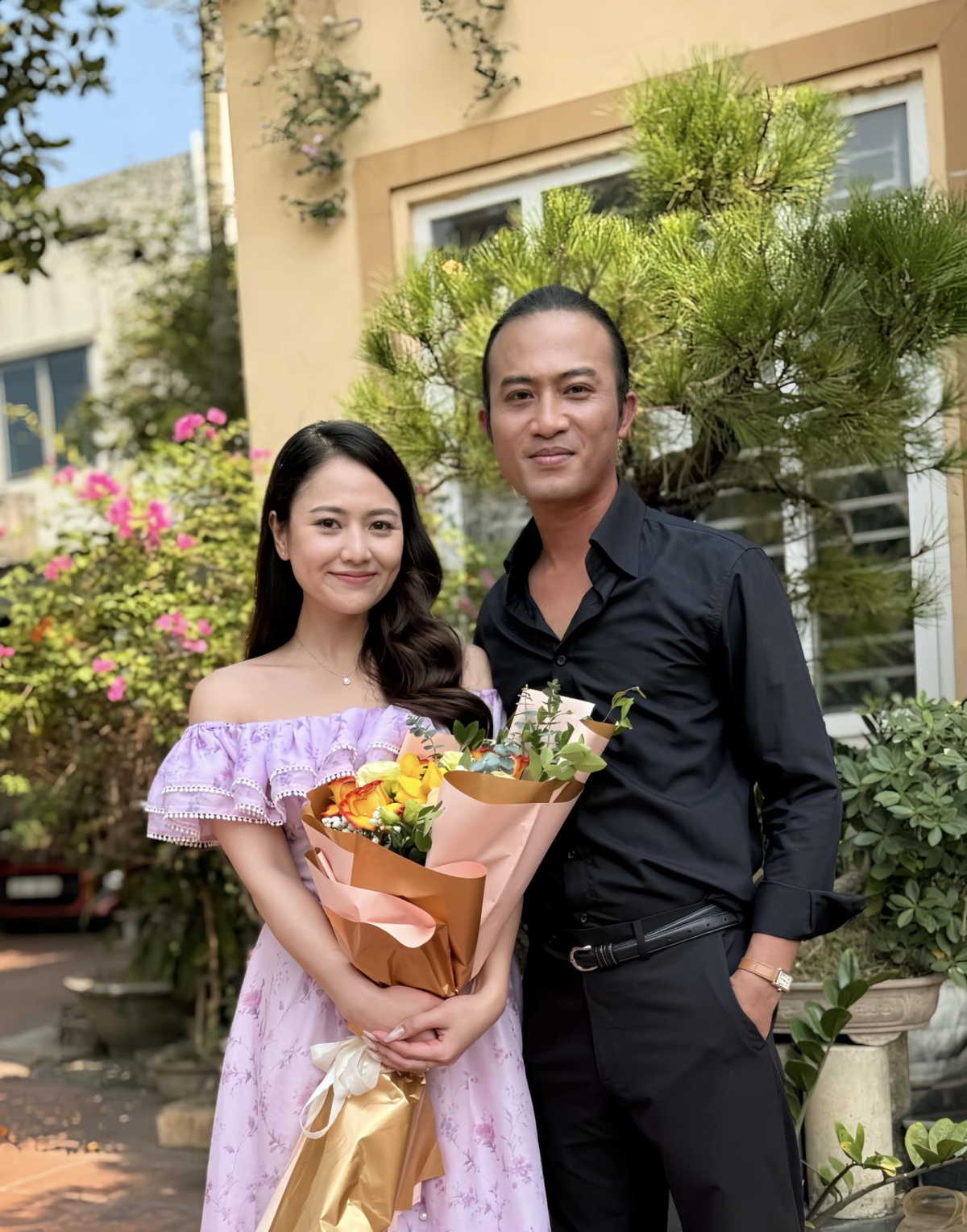 Việt Hoa (vai Diễm) đăng ảnh chụp cùng Doãn Quốc Đam (vai Hồng) với chú thích ngắn gọn: “Tạm biệt…”. Cô cho biết "đọc xong kịch bản đoạn kết cũng ngơ ngác mấy hôm". Cộng động mạng chúc mừng Việt Hoa đã hoàn thành một vai diễn ấn tượng.