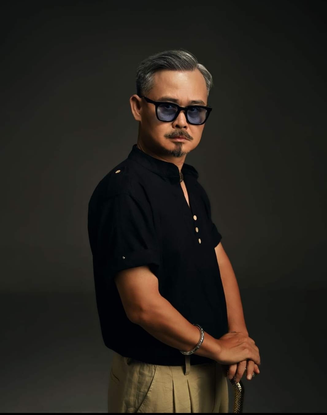 “Làm kẻ ác mệt thật. Chào Quân "già" nhé mình đi làm kẻ ác hơn đây”, nghệ sĩ Vĩnh Xương – người đảm nhận vai Quân “già” chia sẻ, kèm theo một tấm ảnh trong tạo hình mới. Có vẻ như sắp tới nghệ sĩ Vĩnh Xương sẽ vào vai có tính cách còn độc áo hơn Quân “già”.
