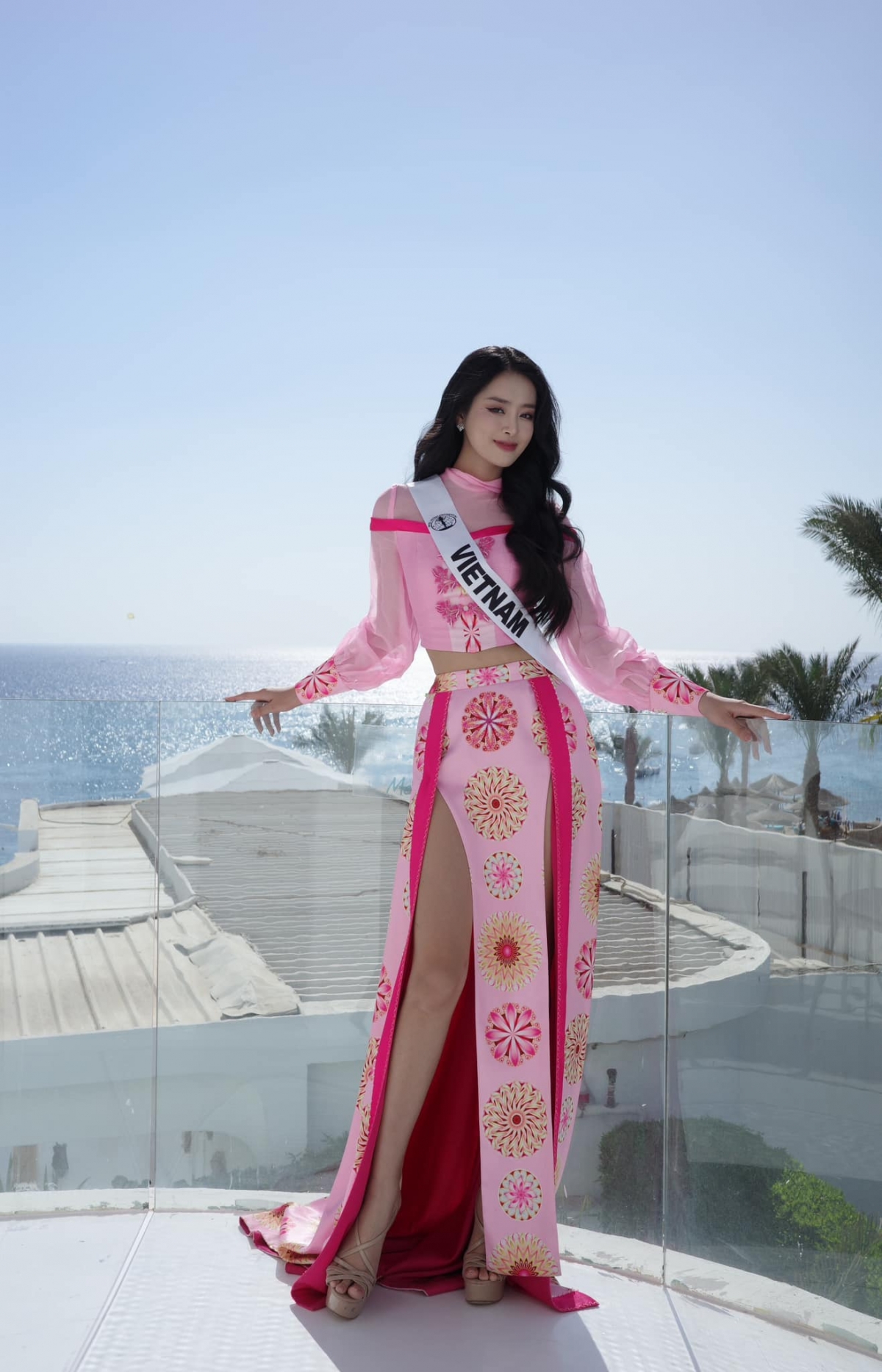 Tại một hoạt động khác, cô chọn trang phục tông hồng ngọt ngào nhưng không kém phần thu hút. Khán giả dành nhiều lời khen cho Khánh Linh với bộ trang phục này: "Xinh quá. Linh hợp màu hồng với trắng lắm"; "Bộ này đẹp nhất từ hôm Linh đi thi đến giờ"; "Đẹp xuất sắc"...