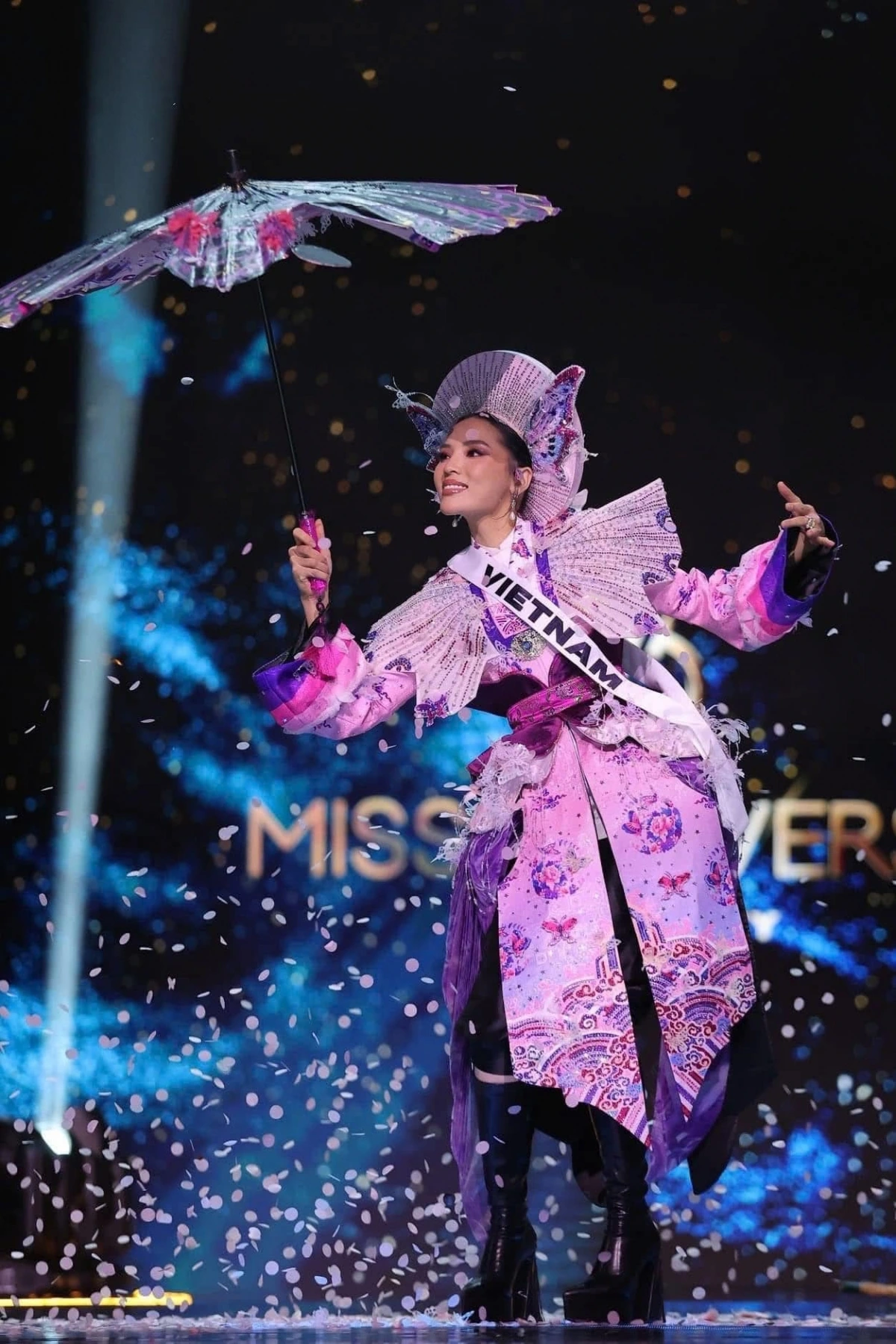 Kỳ Duyên trình diễn trang phục dân tộc trong đêm bán kết Miss Universe 2024