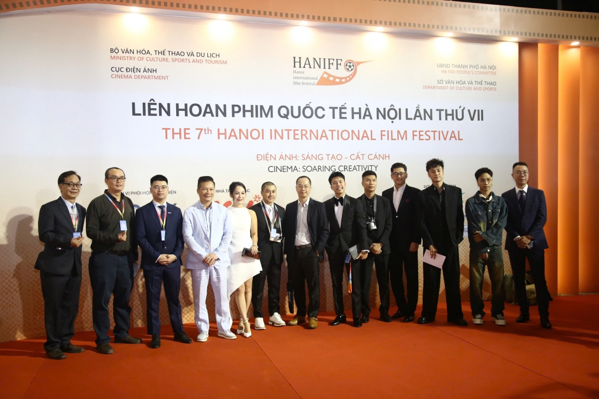 Dàn sao tề tựu trên thảm đỏ LHP quốc tế Hà Nội. Ảnh: Đào Anh Vũ.