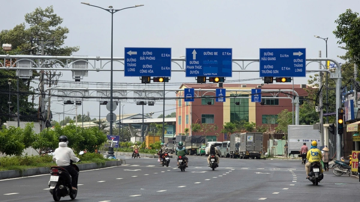 Đường Phan Thúc Duyện (đoạn từ đường Thăng Long đến đường 18E) dài hơn 600m với 6 làn xe được xây dựng cùng hạ tầng hiện đại với dải phân cách cứng.