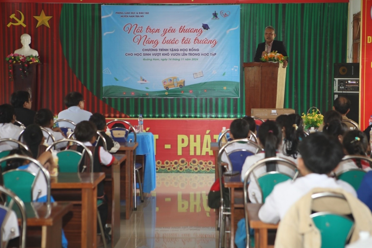 Thầy Phùng Văn Huy – Phó Giám đốc Sở GDDT tỉnh Quảng Nam động viên các em học sinh tại buổi trao học bổng.