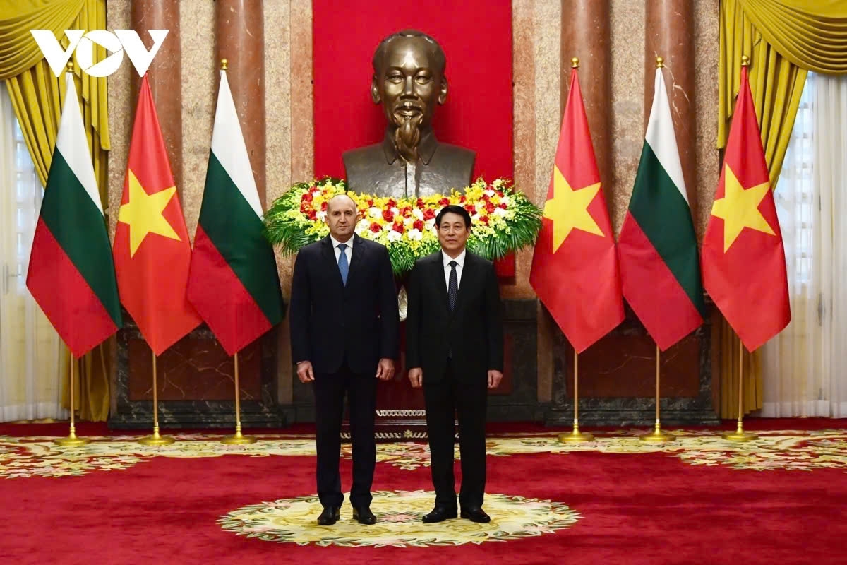 Shortly after the welcoming ceremony, the two presidents hold talks, discussing major directions and concrete measures to strengthen and elevate bilateral relations.
