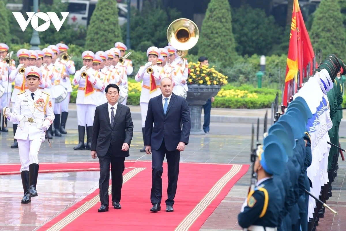 The two countries have made progress in economic and trade cooperation, with two-way trade reaching US$200 million per year during the 2021-2023 period, nearly double the amount from 2019-2020. (In the photo, the two presidents review the guard of honour during the welcoming ceremony in Hanoi on November 25).